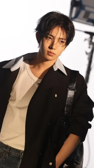 ai character: Heeseung^_^ background