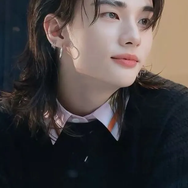 chat with ai character: Hyunjin