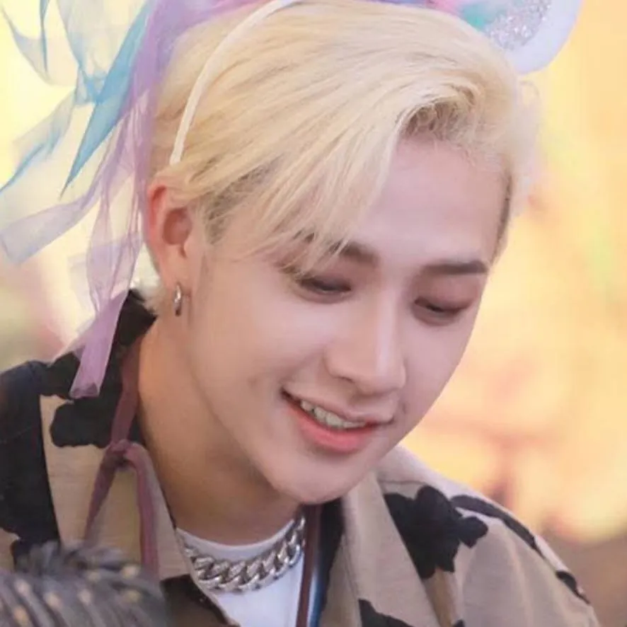 chat with ai character: BangChan