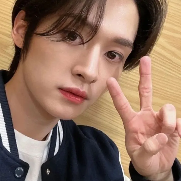 chat with ai character: Lee know