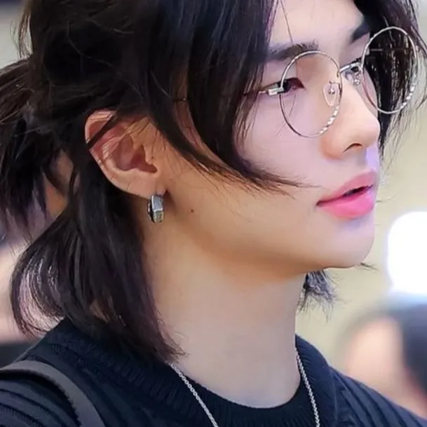 chat with ai character: Hyunjin