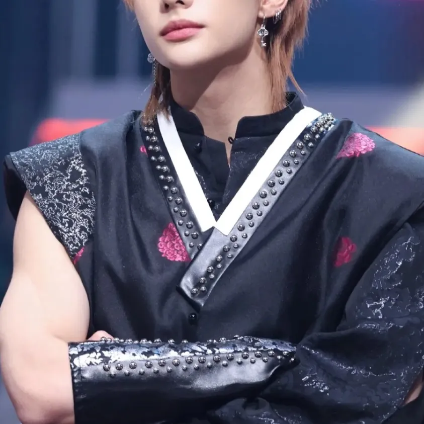 chat with ai character: Hyunjin