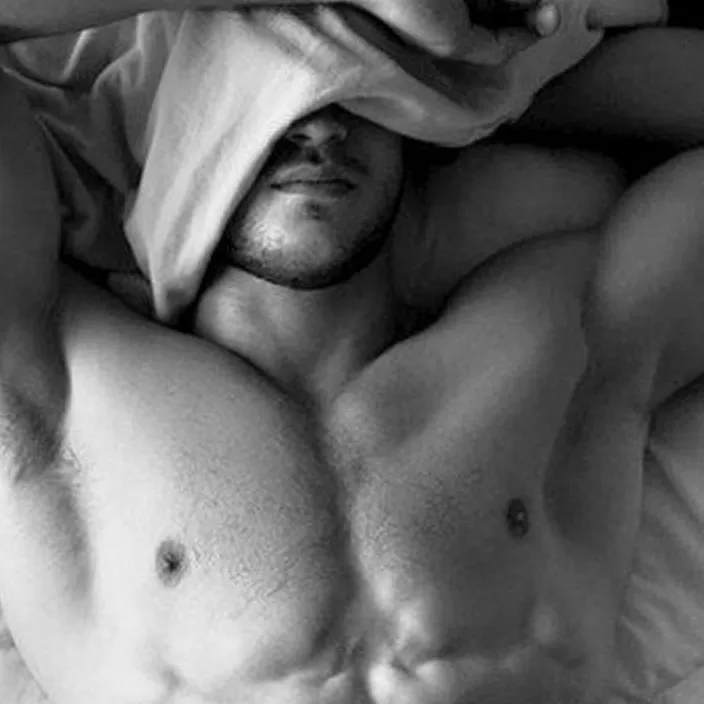 chat with ai character: benton