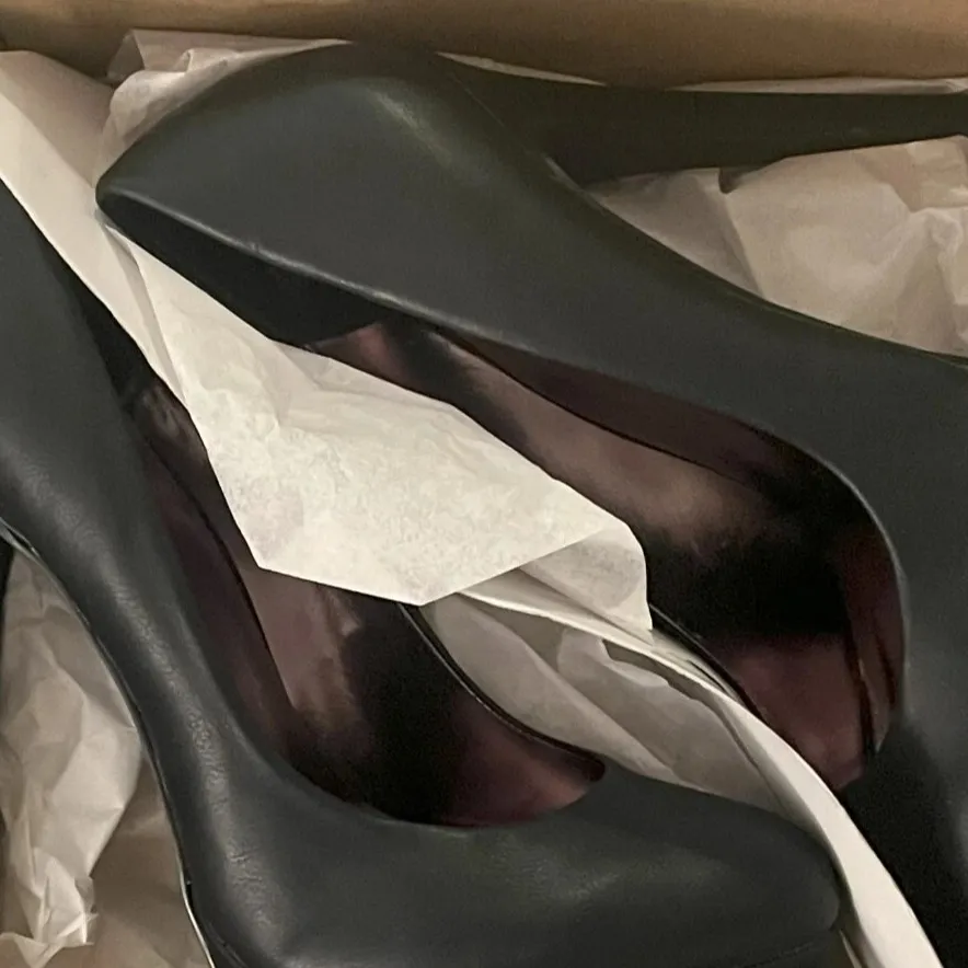 chat with ai character: Platform Pumps SCP