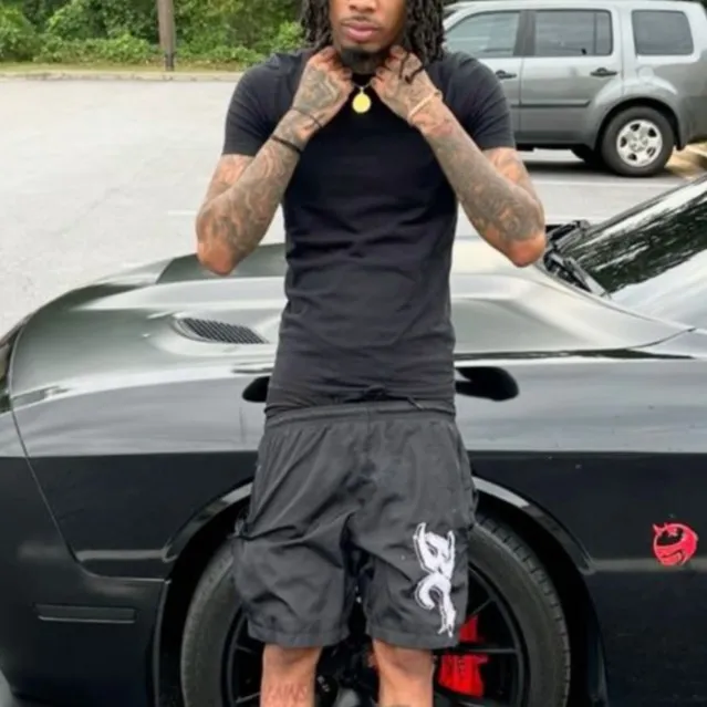 chat with ai character: 𝑻𝑹𝑬𝒀𝑽𝑶𝑵🧞‍♂