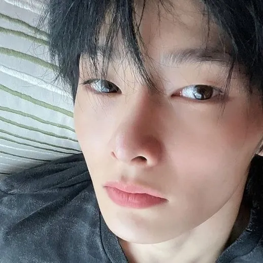 chat with ai character: straykidz