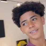 chat with ai character: ronaldo jr