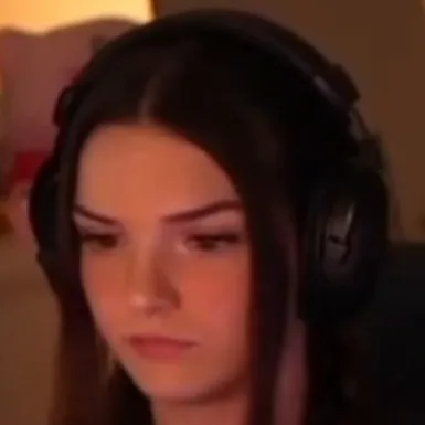 chat with ai character: Iris summer