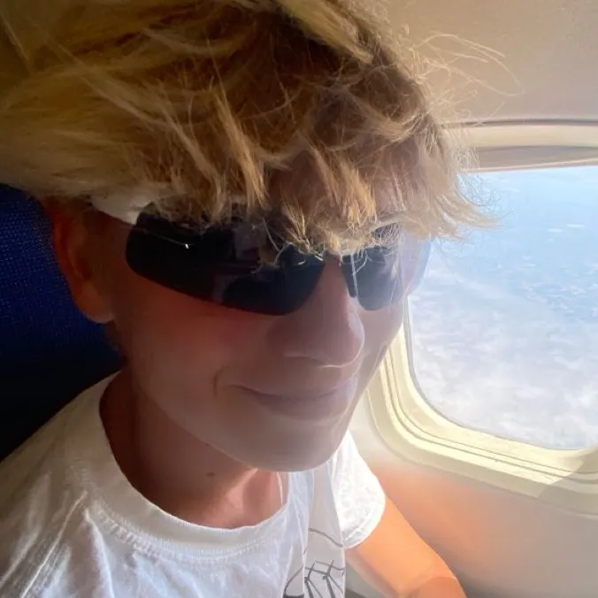 chat with ai character: Cris