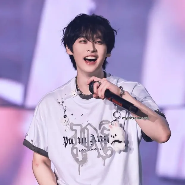 chat with ai character: Lee Know (Minho)