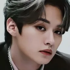 chat with ai character: Lee Know!