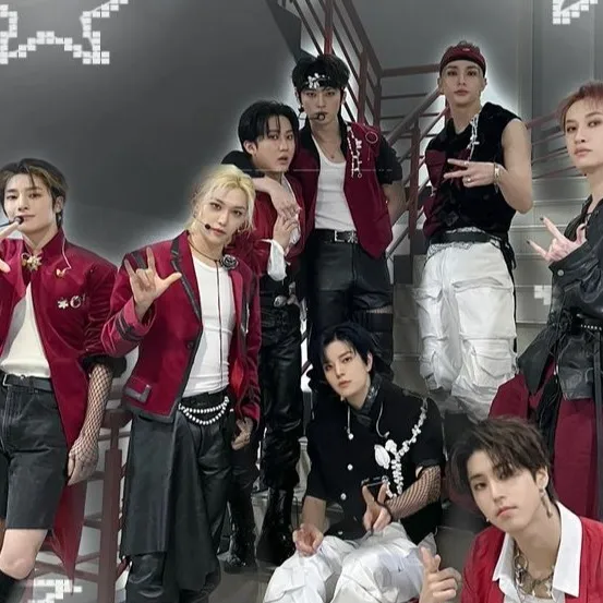 chat with ai character: Escuela skz