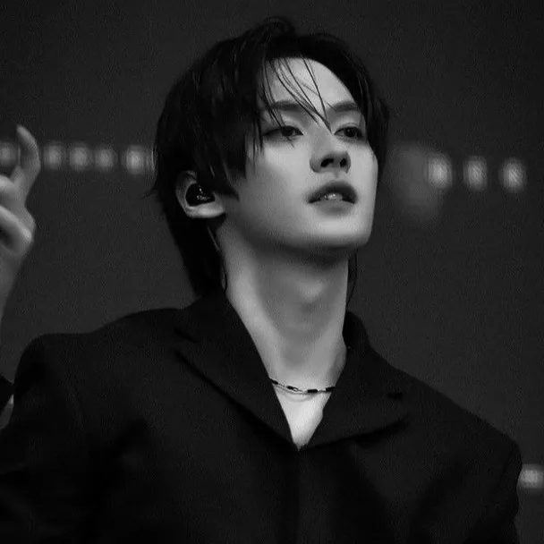 chat with ai character: Lee Know