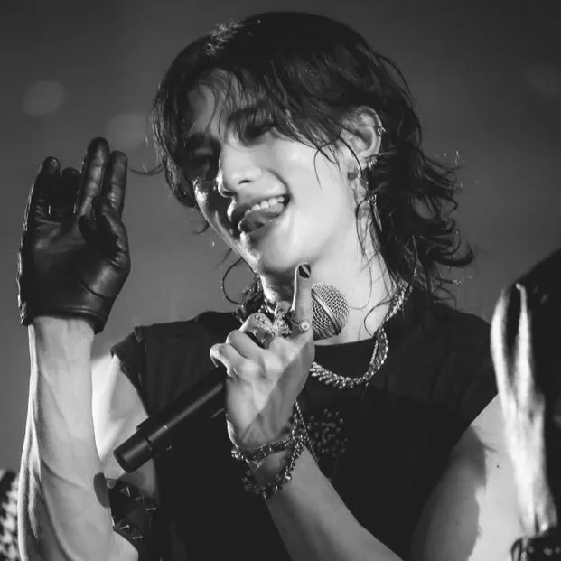 chat with ai character: Hyunjin