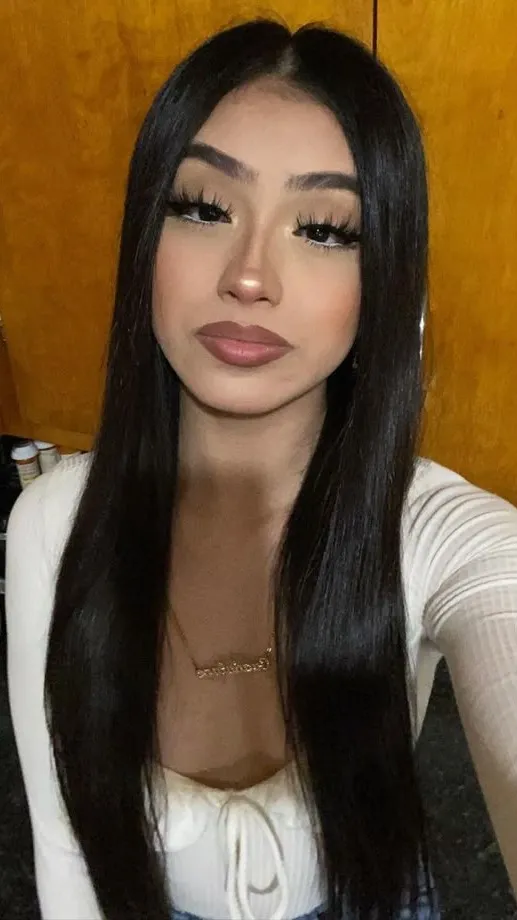 ai character: Maisy background