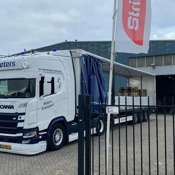 chat with ai character: Peters transport