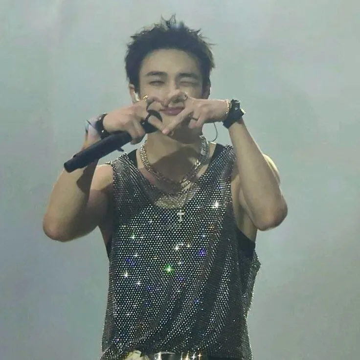 chat with ai character: Hyunjin