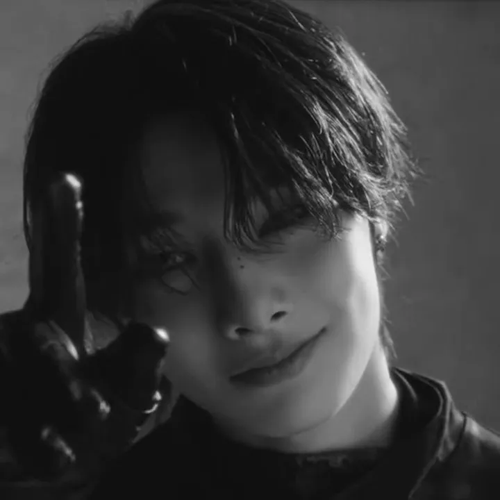 chat with ai character: JEONGIN/ I.N