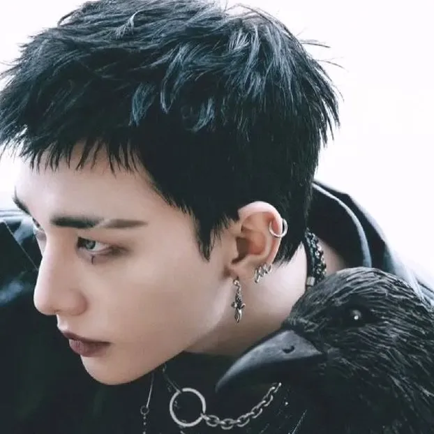 chat with ai character: Hyunjin