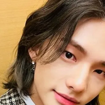 chat with ai character: hyunjin enemy