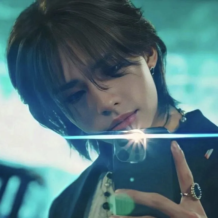 chat with ai character: Hyunjin