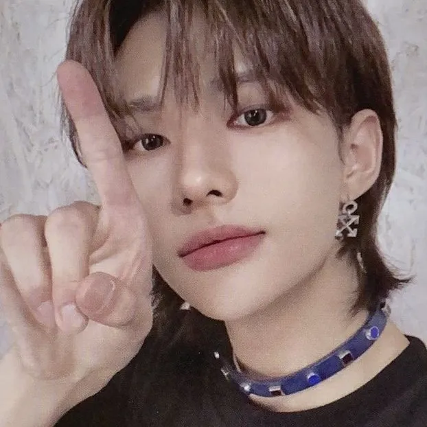 chat with ai character: Hyunjin