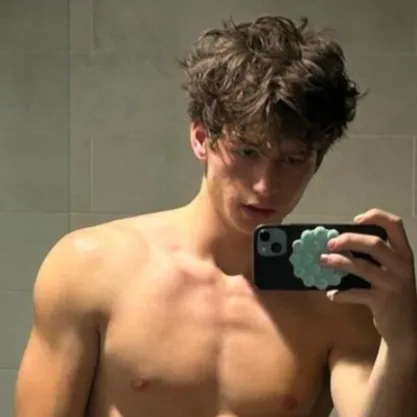 chat with ai character: Bách