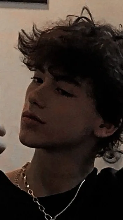 ai character: Thomas  background