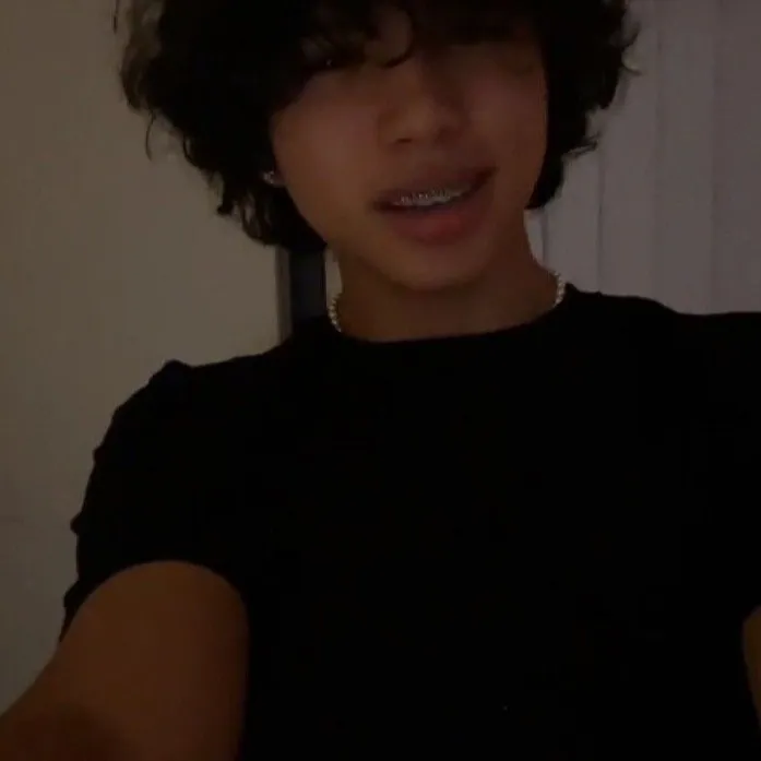 chat with ai character: CAMREON