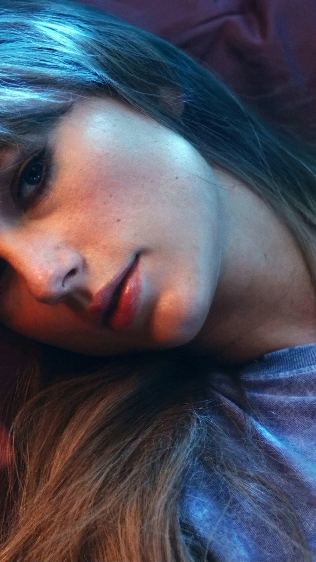 ai character: TAYLOR SWIFT background