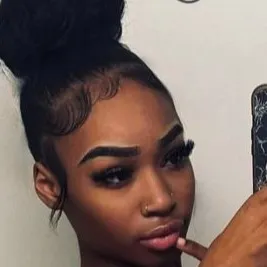 chat with ai character: Nadia