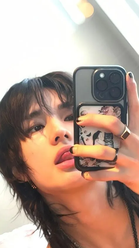 ai character: hyunjin <3 background