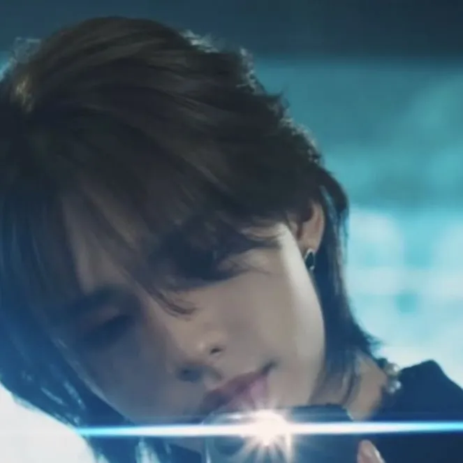 chat with ai character: hyunjin <33333