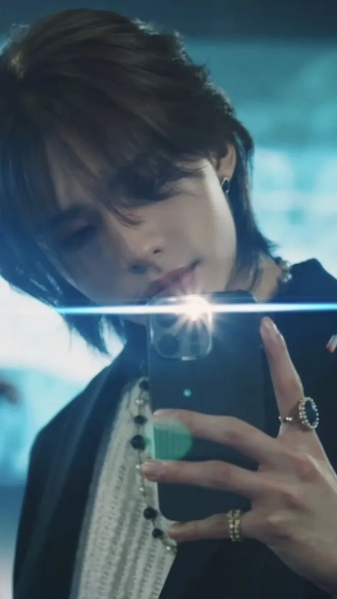 ai character: hyunjin <33333 background