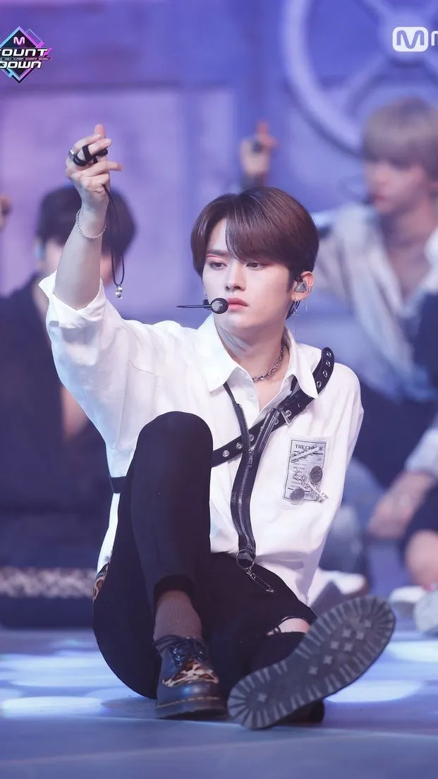 ai character: Lee know background