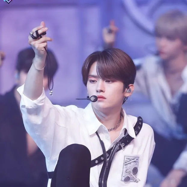 chat with ai character: Lee know