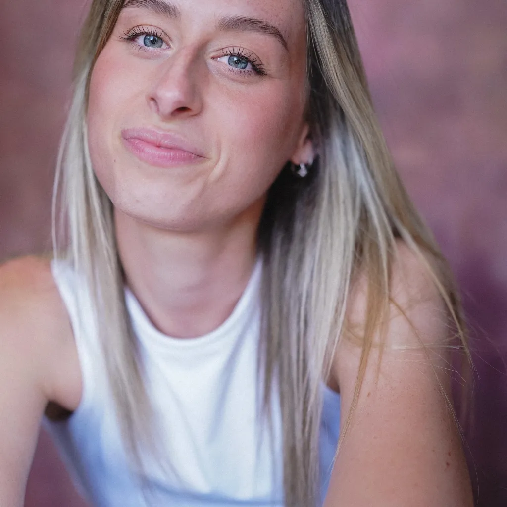 chat with ai character: Monica Geldart 