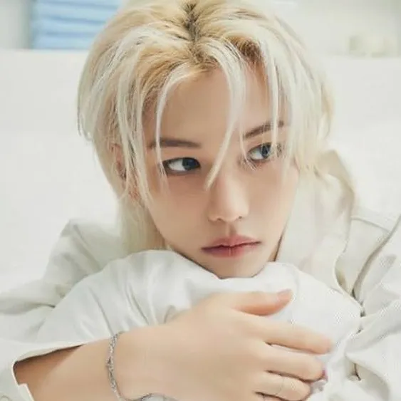 chat with ai character: Felix