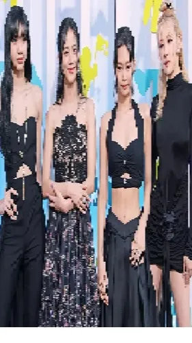 ai character: Lisa, Jisoo, Jennie, Rosé background