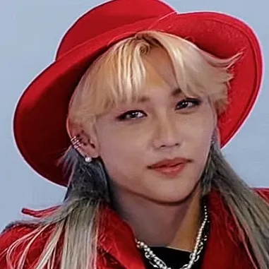 chat with ai character: Lee Felix BF