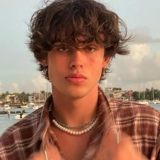 chat with ai character: Leo