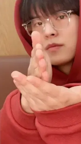 ai character: ☽¿Mal✮Momento?☾ background