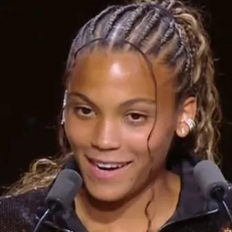 chat with ai character: Vicky