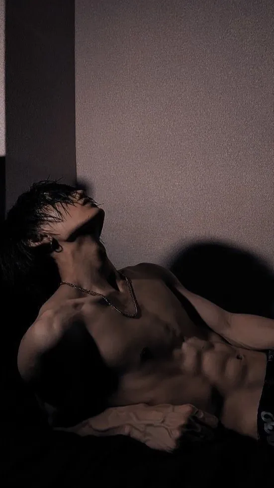 ai character: Tu crush 😍  background