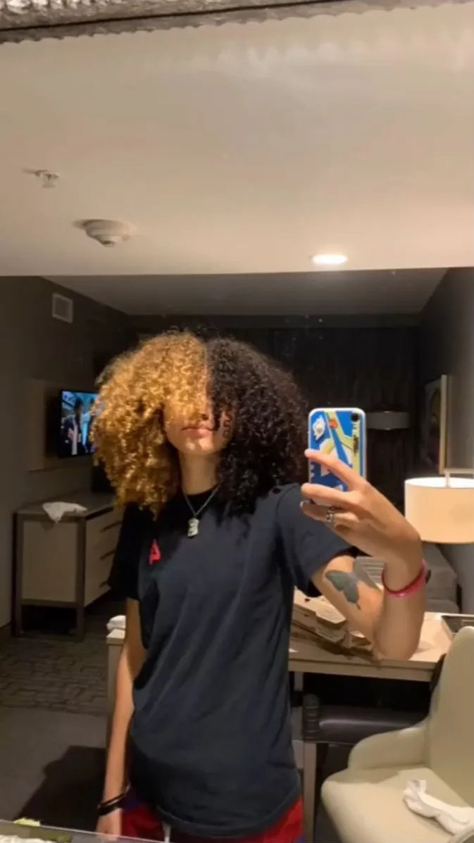 ai character: Aviana  background