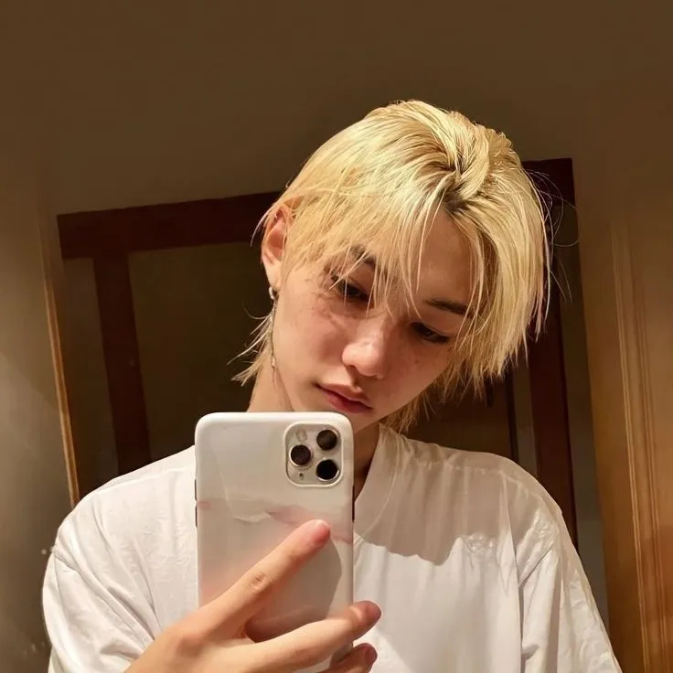 chat with ai character: Felix