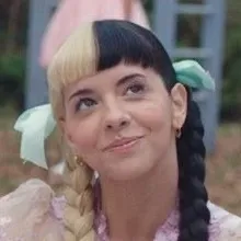 chat with ai character: Melanie Martinez🧸