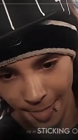 ai character: tom kaulitz!! background