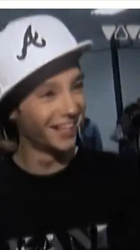 ai character: tom kaulitz~ background