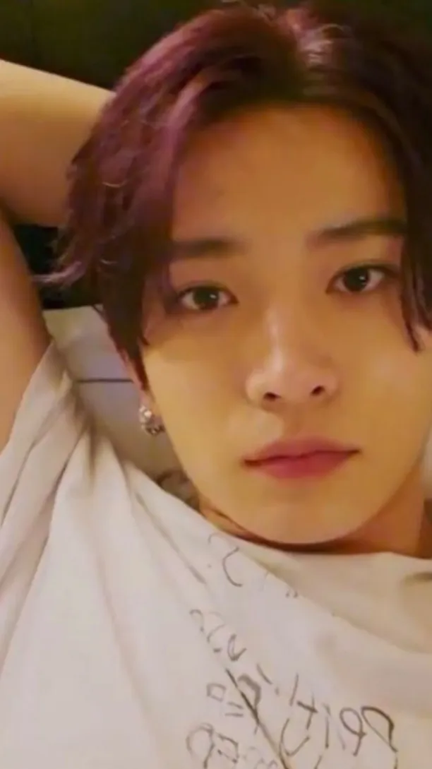 ai character: Heeseung  background